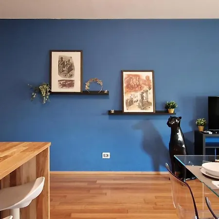 Apartment 10' Piazza Erbe, Elegance In The Heart Of *