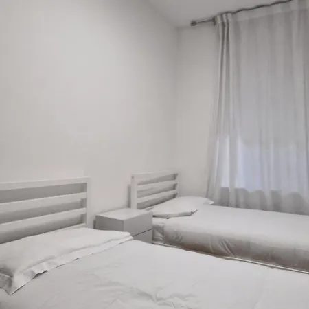 Appartement 10' Piazza Erbe, Elegance In The Heart Of